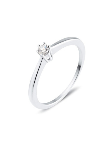 Classic claw set diamond solitaire ring in 18 K gold