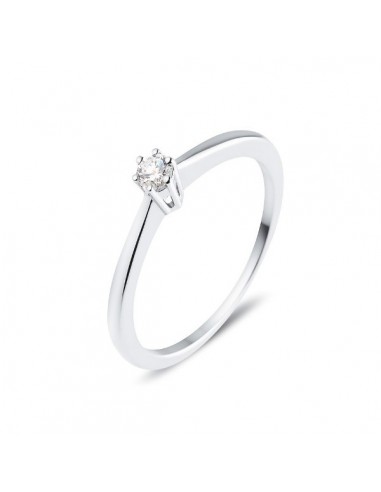 Classic claw set diamond solitaire ring in 18 K gold